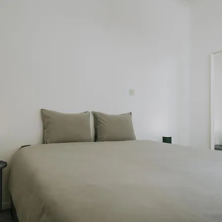 1 Bedroom In Center, Place Du Marche - 3rd Floor